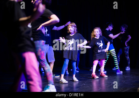 Un groupe de jeunes filles qui participent à un atelier de break dancing, UK Banque D'Images