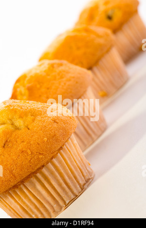 Close up d'un muffin cookies aux pépites de chocolat sur fond blanc Banque D'Images