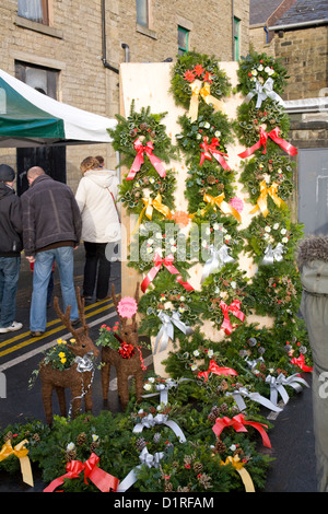 Des couronnes de Noël pour la vente à un marché dans ramsbottom,lancashire Banque D'Images