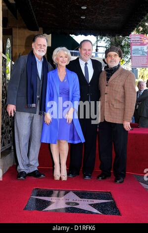 Los Angeles, Californie, USA. 3e janvier 2013. Taylor Hackford, Helen Mirren, Jon Turteltaub, David Mamet à la cérémonie d'intronisation pour l'étoile sur le Hollywood Walk of Fame pour Helen Mirren, Hollywood Boulevard, Los Angeles, CA 3 janvier 2013. Photo par : Michael Germana/Everett Collection Banque D'Images