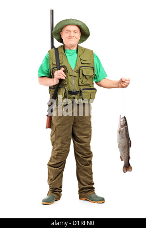 Portrait d'un homme tenant un fusil de chasse avec le poisson isolé sur fond blanc Banque D'Images