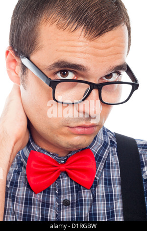 Close up de grave inquiétude nerd l'Homme à lunettes, isolé sur fond blanc. Banque D'Images