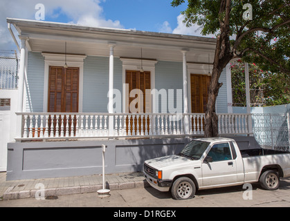 PONCE, PUERTO RICO - accueil typiques en bois avec volets. Banque D'Images