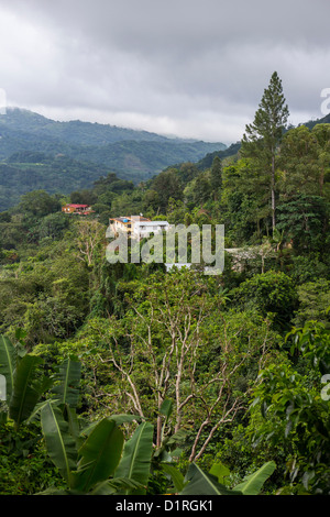 ADJUNTAS, PUERTO RICO - maisons dans les montagnes. Banque D'Images