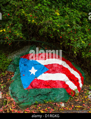 ADJUNTAS, PUERTO RICO - Puerto Rico drapeau peint sur rocher sur la route. Banque D'Images