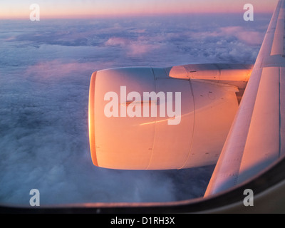 La vue depuis une fenêtre siège sur un Boeing 767 d'Air Canada Jetliner, quelque part au-dessus de l'océan Pacifique au coucher du soleil Banque D'Images