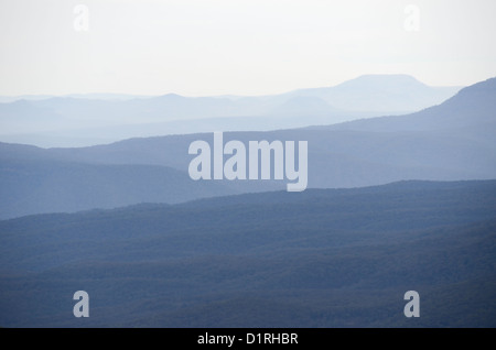 KATOOMBA, Australie - les lignes de crêtes montagneuses disparaître au loin dans les Montagnes Bleues vus de Echo Point à Katoomba, New South Wales, Australie. Banque D'Images