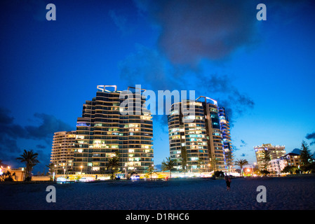 COOLANGATTA, Australie — bâtiments d'unités de vacances sur la ligne d'horizon de Coolangatta au crépuscule. Parfois appariées comme des « villes jumelles », Coolangatta et Tweed Heads, à l'extrémité sud de la Gold Coast, chevauchent la frontière entre le Queensland et la Nouvelle-Galles du Sud. Banque D'Images