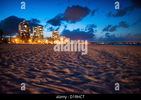 COOLANGATTA, Australie — la plage de Coolangatta au crépuscule, avec les bâtiments de la ligne d'horizon en arrière-plan. Parfois appariées comme des « villes jumelles », Coolangatta et Tweed Heads, à l'extrémité sud de la Gold Coast, chevauchent la frontière entre le Queensland et la Nouvelle-Galles du Sud. Banque D'Images