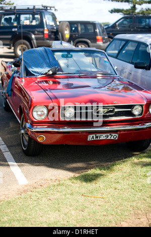 Cabriolet rouge Mustang de Ford 1966 garée à Newport Beach à Sydney, en Australie Banque D'Images