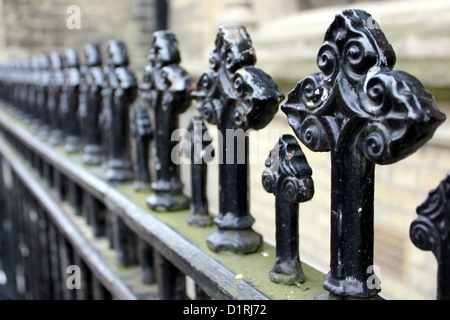 Une porte en fer forgé à Cambridge, en Angleterre, avec un détail Banque D'Images