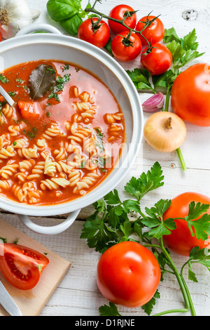 Le printemps se prépare à faire la soupe aux tomates Banque D'Images