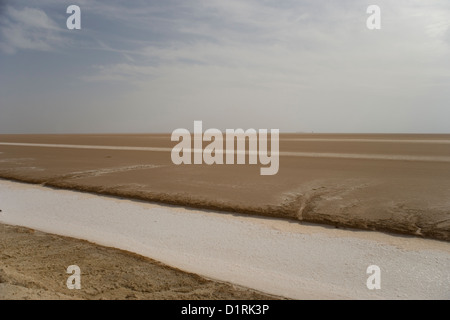 À partir de la chaussée et la route à travers le Chott el Jerid salt lake de Tozeur à Tebili dans le désert du Sahara en Tunisie Banque D'Images