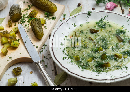 Cornichons hachés, de l'aneth et l'ail comme ingrédient pour la soupe de concombre Banque D'Images