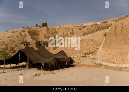 Tente berbère et Troglodyte house près de Matmata dans le désert du Sahara en Tunisie Banque D'Images