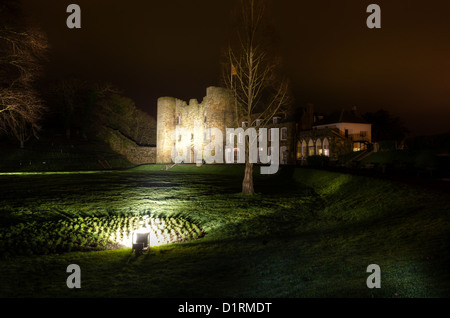 Tonbridge Castle en hiver illuminé par spot light et saisonniers de fête lueur rouge dans le ciel contre châtelet d'entrée d'un drapeau Banque D'Images