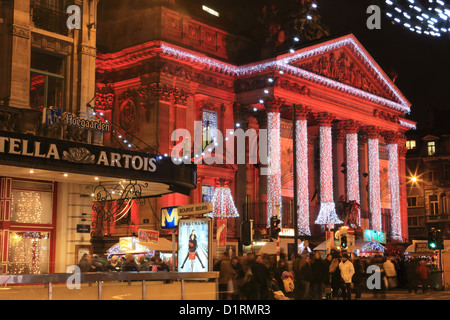 Le marché de Noël illuminé en face de la La Bourse, à Bruxelles, Belgique Banque D'Images