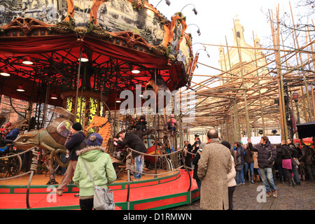 Merry go round et juste à St Catherine's Place Marché de Noël, Bruxelles, Belgique Banque D'Images