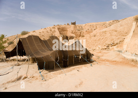 Tente berbère et Troglodyte house près de Matmata dans le désert du Sahara en Tunisie Banque D'Images