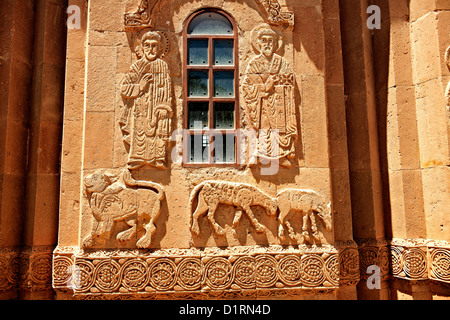 Sculpture bas-relief arménienne sur l'extérieur de l'Arménie 10e siècle Cathédrale Orthodoxe de la Sainte Croix sur l'île Akdamar, Lac de Van en Turquie Banque D'Images