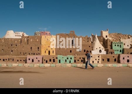 L'homme passe par la boue-brique Modèle de vieille ville de Bawiti, Bahariya Oasis, Egypt Banque D'Images