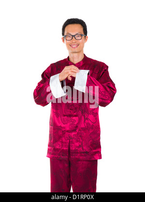 L'homme en costume traditionnel chinois en chinois accueillis en blanc isolé Banque D'Images