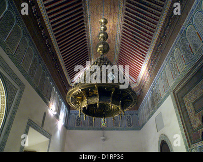 Plafond décoratif en bois de cèdre et de carreaux de mosaïque, plus lustre, à Dar Si Said musée des arts marocains, Marrakech Banque D'Images