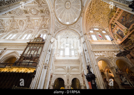 Intérieur de la cathédrale Mezquita de Cordoue, Andalousie, espagne. Banque D'Images