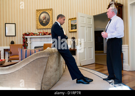 Le président américain Barack Obama réagit comme John Brennan mémoires lui sur les détails de la fusillade à l'école élémentaire de Sandy Hook à Newtown, le 14 décembre 2012 à Washington, DC. Le Président a déclaré plus tard au cours d'une interview à la télévision que c'était le pire jour de sa présidence. Banque D'Images