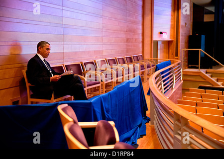 Le président américain Barack Obama travaille seul sur son discours au sujet de l'école de Newtown coups après avoir regardé sa fille Sasha à sa répétition pour le ballet Casse-Noisette, 16 décembre 2012 à Bethesda, MD. Banque D'Images