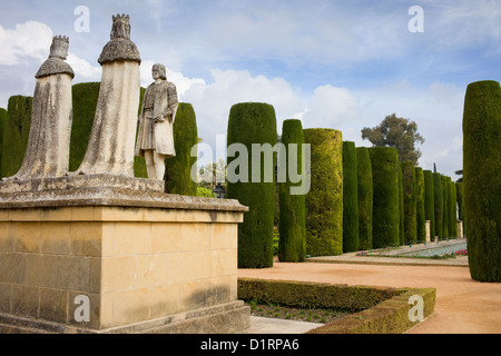 Christophe Colomb, la reine Isabelle et le roi Ferdinand des statues dans les jardins de l'Alcazar de Cordoue, Espagne. Banque D'Images