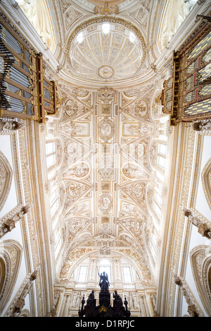 Lunette voûte et coupole de la cathédrale Mezquita de Cordoue, Andalousie, espagne. Banque D'Images