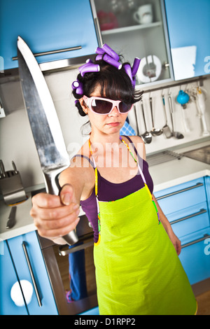 Femme au foyer fou dans un intérieur de la cuisine Banque D'Images