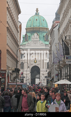 Vue le long Habsburgergasse vers l'église Saint Pierre, une église catholique romaine Baroque à Vienne (Wien), l'Autriche. Banque D'Images