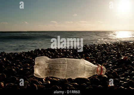 Bouteille de coke échouée sur la plage Banque D'Images