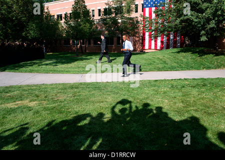 Le président américain Barack Obama sourire alors qu'il passe les partisans d'encouragement sur son chemin vers la scène à un rassemblement électoral en plein air à la Colorado State University, 28 août 2012 à Fort Collins, CO. Banque D'Images