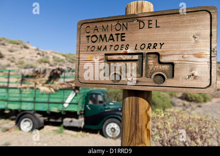 Vieux camion de tomate abandonnés dans la réserve naturelle à l'hôtel Sandos San Blas resort sur l'île de Tenerife, Canaries, Espagne. Banque D'Images