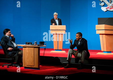 Le président américain Barack Obama parle avec Ron Klain pendant les préparatifs du débat avec le sénateur John Kerry dans l'arrière-plan en jouant le rôle de Gov. Mitt Romney le 2 octobre 2012 à Henderson, NV. Banque D'Images