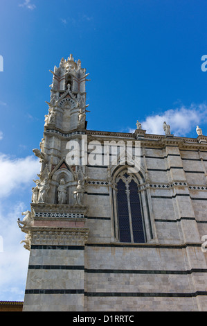 Le Duomo, Sienne, Toscane, Italie - bandes de marbre blanc et noir ornent la façade Banque D'Images