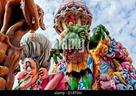 Le chômage comme un loup sur un char de carnaval au cours d'une célèbre et Traditionsl Padare Carnaval de Putignano en 2012 Banque D'Images