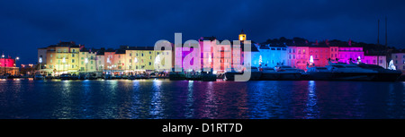 Un affichage panoramique de l'image de décorations dans St Tropez, France. La gamme arc-en-ciel se reflète également ci-dessous. Banque D'Images