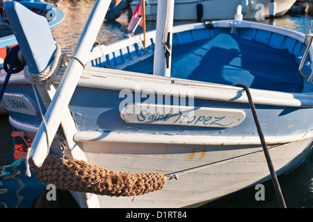 Ce petit bateau en bois a été étiqueté 'Saint Tropez' après le port de St Tropez dans le sud de la France. Banque D'Images