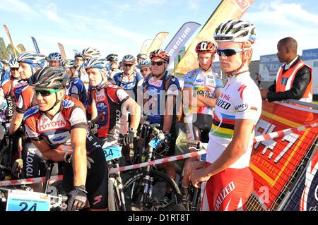 JOHANNESBURG, AFRIQUE DU SUD : Champion du Monde U23 Burry Stander et Andrew McClean sur la ligne de départ de l'élan 94,7 Vtt Défi. (Photo par Gallo Images/Dino Lloyd) Banque D'Images