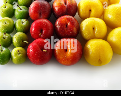 Technique mixte rouge, jaune et vert, les prunes Banque D'Images