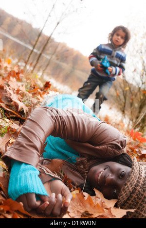 Heureux les enfants en famille dans la forêt s'amusent Banque D'Images