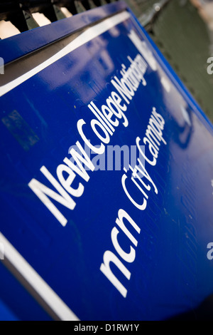 New College Nottingham Adams Building sign clôture en fer forgé Banque D'Images