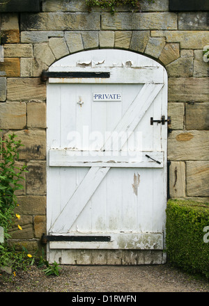 Une vieille porte en bois blanc pour jardin clos Banque D'Images