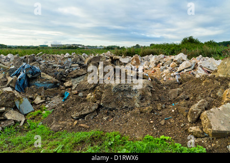 Les décharges sauvages. Le déversement illégal de déchets de construction sur les terres agricoles, Lancashire, England, UK Banque D'Images