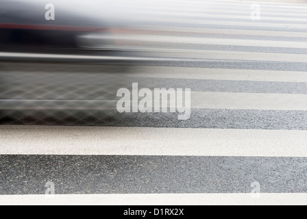 Détail d'un excès de voiture sur un passage pour piétons. Banque D'Images