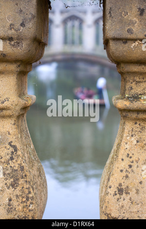 Promenades en barque sur la rivière Cam à Johns College de Cambridge, avec le Pont des Soupirs dans l'arrière-plan. Banque D'Images